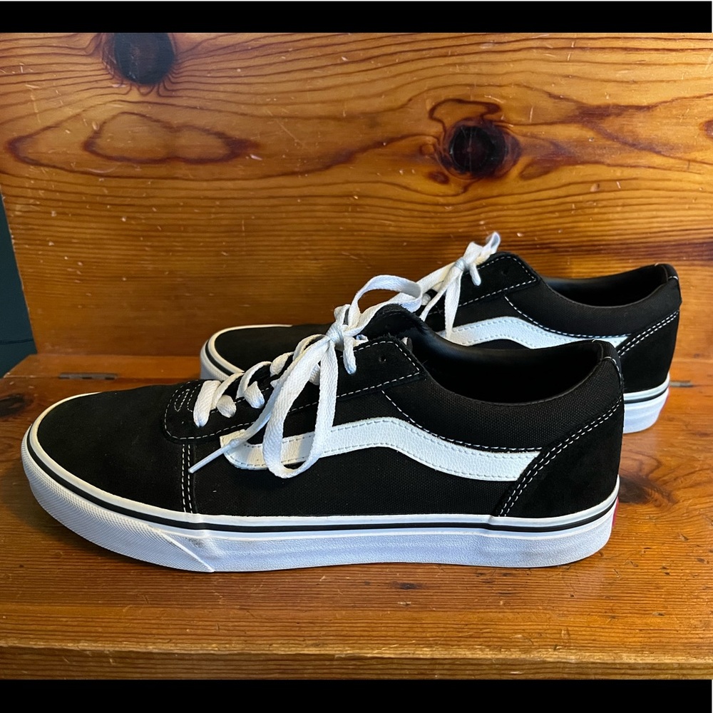 Men’s classic black & white Vans sneakers size 9.5